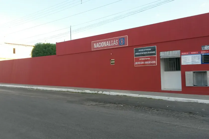 Fachada da revenda Copel Gás Nacional Gás em Jaguaribe, pintada de vermelho